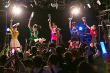 神宿定期公演「神が宿る場所～神宿×FOOTBALL～」の様子。（撮影:藤巻祐介）