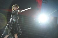 「愛しさのアクセル」披露時の様子。