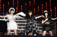 「Bird」披露時の様子。