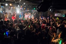 夢みるアドレセンス、バンドじゃないもん！によるコラボライブの様子。（撮影：稲垣謙一）