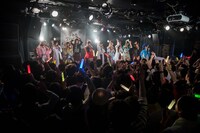 夢みるアドレセンス、バンドじゃないもん！によるコラボライブの様子。（撮影：稲垣謙一）