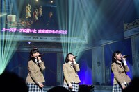 「未知標 ～ミチシルベ～」を歌う大賀咲希、磯野莉音、白井沙樹。