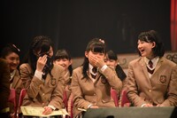 倉島颯良の送辞を聞きながら泣き笑う中等部3年。