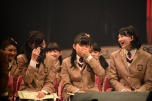 倉島颯良の送辞を聞きながら泣き笑う中等部3年。