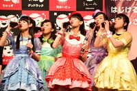 「コカ・コーラ」を飲むチームしゃちほこ。