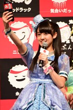 チームしゃちほこの「『コカ・コーラ』スタンプボトル」を掲げる咲良菜緒。