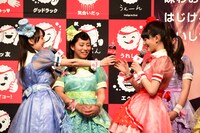 秋本帆華に「コカ・コーラ」を差し出す咲良菜緒（左）。