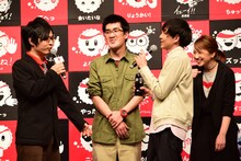 ちばぎんに謝るの子（右から2番目）。