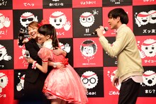 秋本帆華がみさこに抱きつく様子を呆然と眺めるの子（左）。