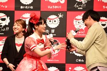 の子に「コカ・コーラ」を差し出す秋本帆華（中央）。