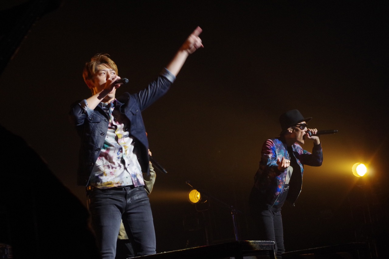 左よりKEIGO（Vo）、KOHSHI（Vo）。（写真提供：アミューズ）