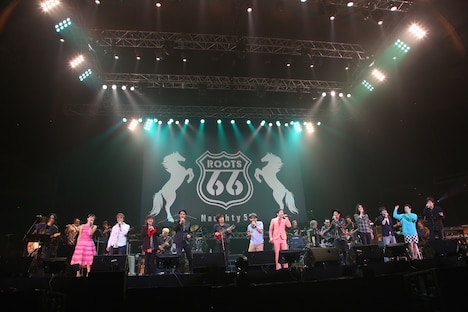 「FM COCOLO Presents『ROOTS66-Naughty50-』」東京・日本武道館公演の様子。（撮影：三浦麻旅子）