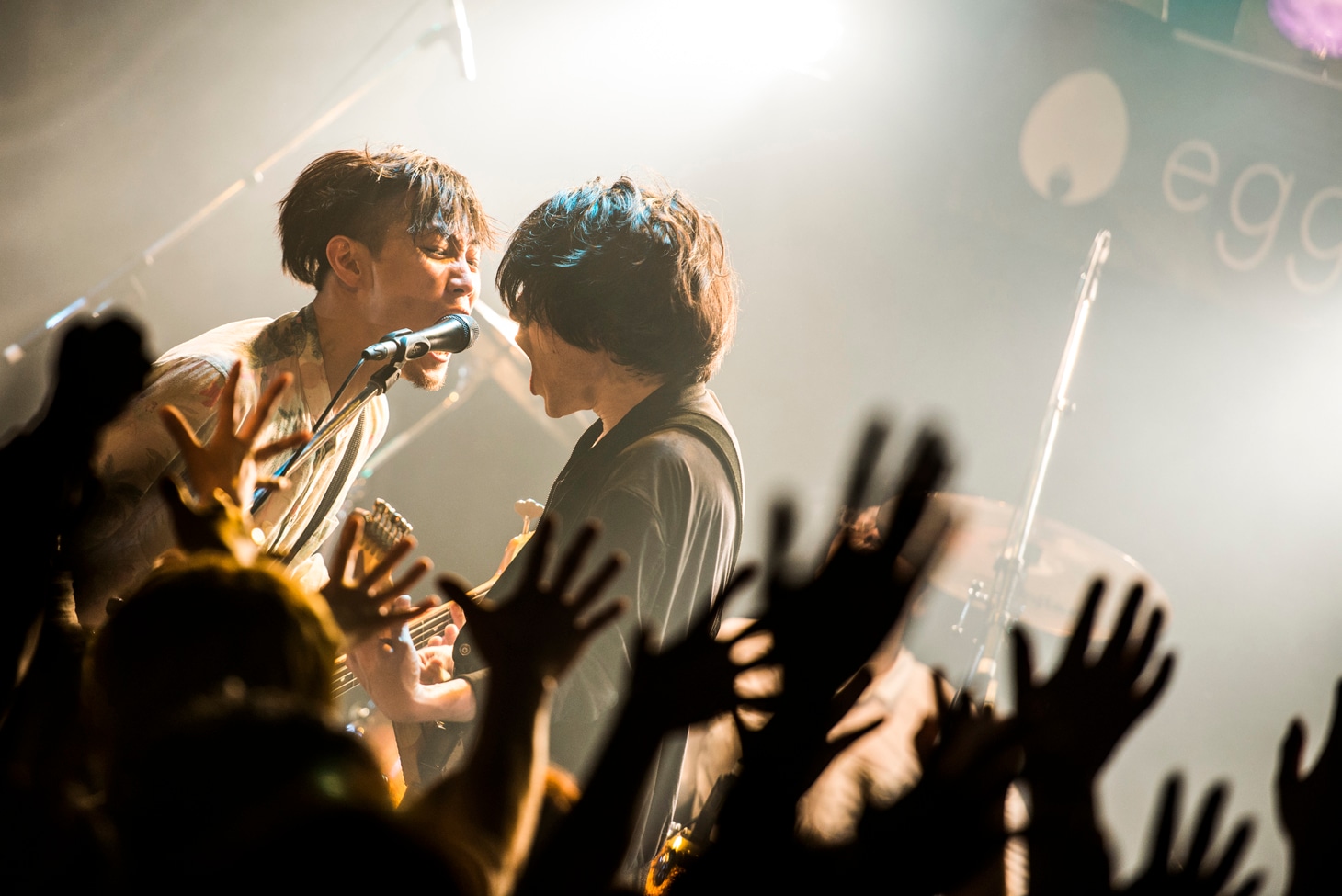 左より吉牟田直和（B）、村上学（Vo, G）。（撮影：渡部友貴 ［KENWAN］）