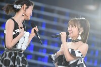 「思い出のほとんど」を歌唱する前田敦子、高橋みなみ。