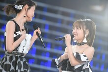 「思い出のほとんど」を歌唱する前田敦子、高橋みなみ。