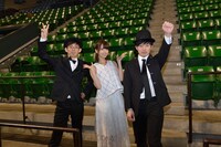 左よりあしざわ教頭、橋本奈々未（乃木坂46）、とーやま校長。