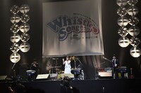 左よりあしざわ教頭、橋本奈々未（乃木坂46）、とーやま校長。