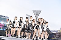 「ヘビーローテーション」披露時の様子。