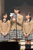 左から白井沙樹、磯野莉音、大賀咲希。（写真提供：アミューズ）