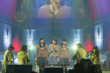 「The Road to Graduation 2015 Final ～さくら学院 2015年度 卒業～」の様子。（写真提供：アミューズ）