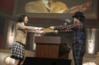 卒業証書を受け取る磯野莉音。（写真提供：アミューズ）