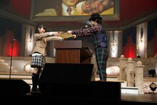 卒業証書を受け取る大賀咲希。（写真提供：アミューズ）