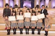 左から倉本美津留、2015年度さくら学院、担任の森ハヤシ。（写真提供：アミューズ）