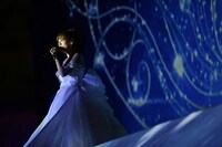 「背中言葉」披露時の様子。