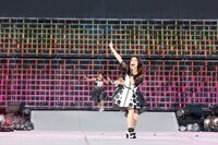 「ヘビーローテーション」披露時の様子。