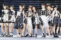 人気画像8位は「卒業生も集結！AKB48高橋みなみ、卒コン全31曲でセンター務める」より、「ヘビーローテーション」披露時の様子。