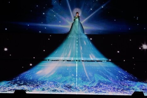 「背中言葉」披露時の様子。