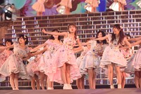 「唇にBe My Baby」披露時の様子。