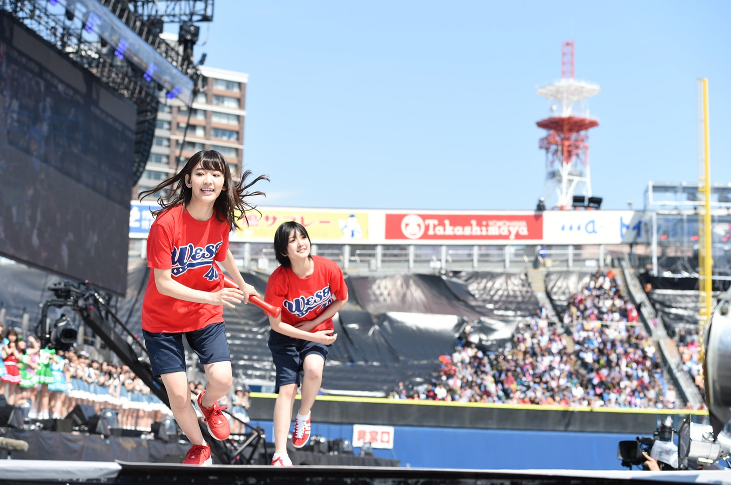 「第1回AKB48グループ東西対抗歌合戦」の様子。