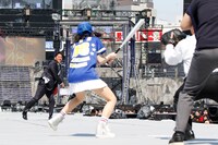 「第1回AKB48グループ東西対抗歌合戦」の様子。