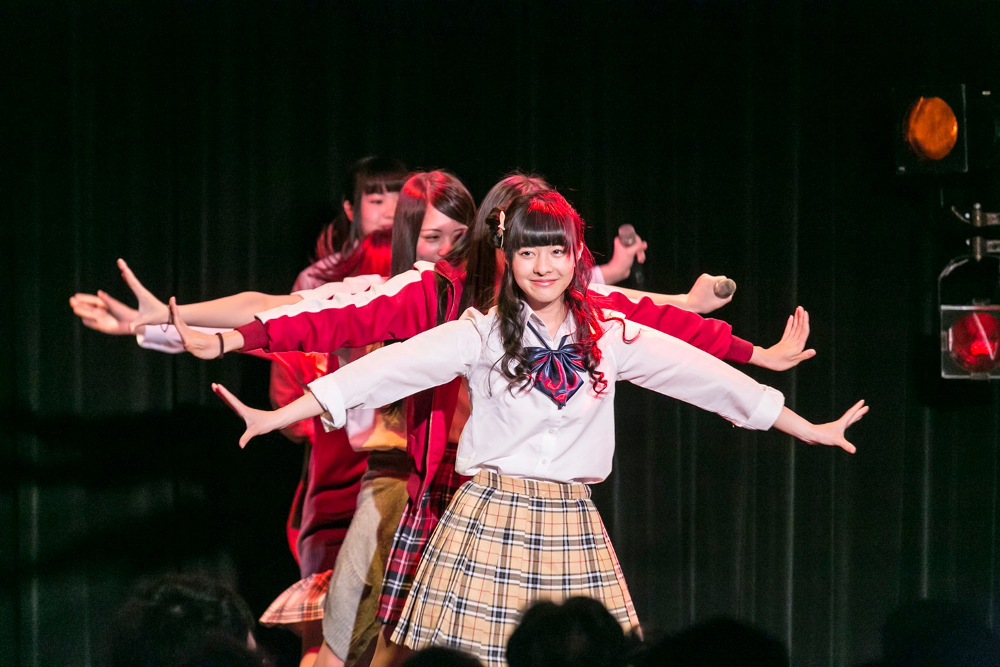 神宿定期公演「神が宿る場所～卒業式スペシャル～」の様子。（撮影:藤巻祐介）