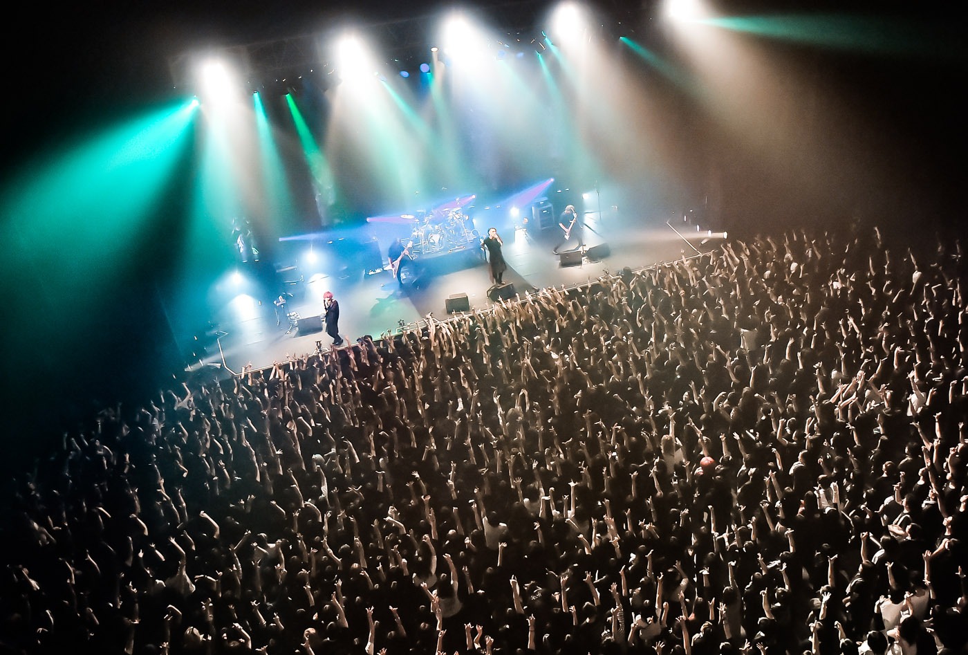lynch.「TOUR'15『DARK DARKER DARKNESS』」の様子。（提供：キングレコード）