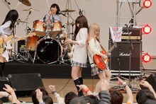 ЯeaL「“至上最大無謀なデビューレコ発ライブ” at 大阪城野音 ～ゆずれない想いが野音にある！～」の様子。（撮影：入日伸介）