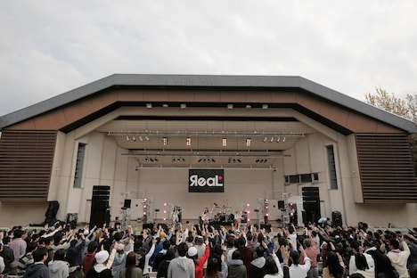ЯeaL「“至上最大無謀なデビューレコ発ライブ” at 大阪城野音 ～ゆずれない想いが野音にある！～」の様子。（撮影：入日伸介）