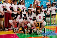 三輪車競争に挑む恵比寿マスカッツ。左からさくらゆら、天使もえ、石岡真衣。(c)EBISU★MUSCATS PROJECT