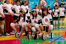 三輪車競争に挑む恵比寿マスカッツ。左からさくらゆら、天使もえ、石岡真衣。(c)EBISU★MUSCATS PROJECT