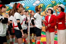 恵比寿★マスカッツメンバーに詰め寄られる審判の阿佐ヶ谷姉妹。(c)EBISU★MUSCATS PROJECT