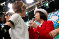 選手に詰め寄られる阿佐ヶ谷姉妹・木村美穂（右）。(c)EBISU★MUSCATS PROJECT