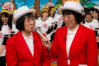 困り顔の阿佐ヶ谷姉妹。(c)EBISU★MUSCATS PROJECT