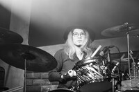 かどしゅんたろう（Dr）（撮影：メトロ。）