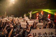 SPYAIRのパリワンマンライブの様子。