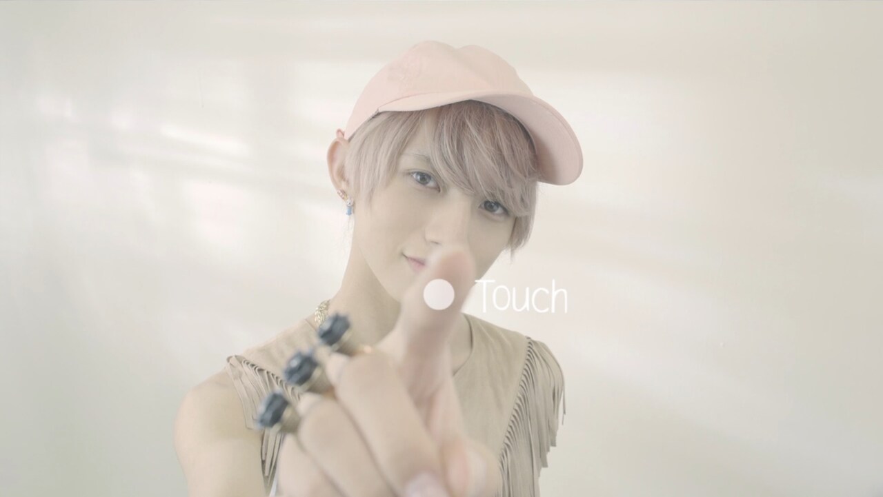 XOXと戯れる至福のひとときを“スマホ用MV”で