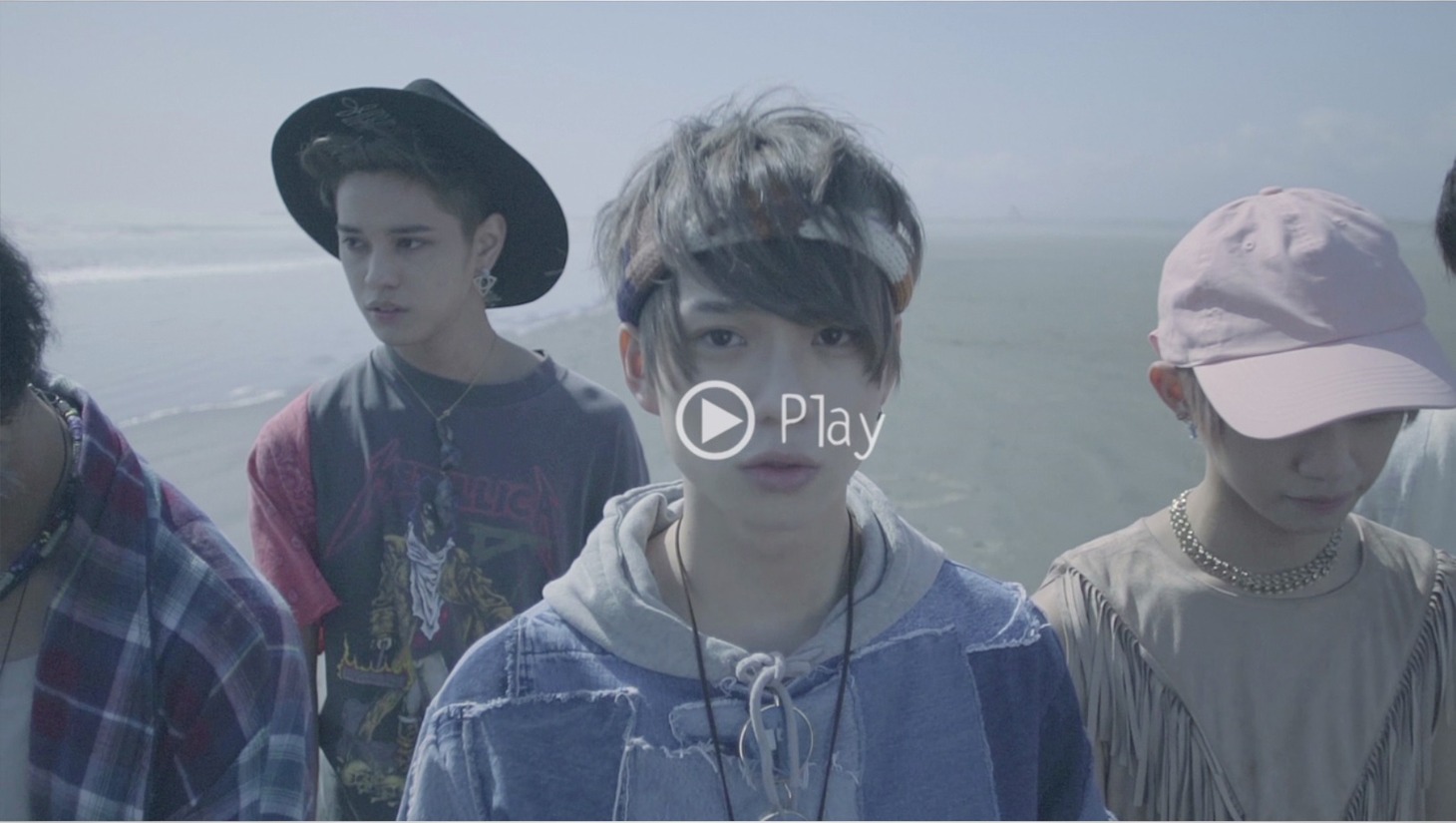XOX「Ex SUMMER」MVのワンシーン。