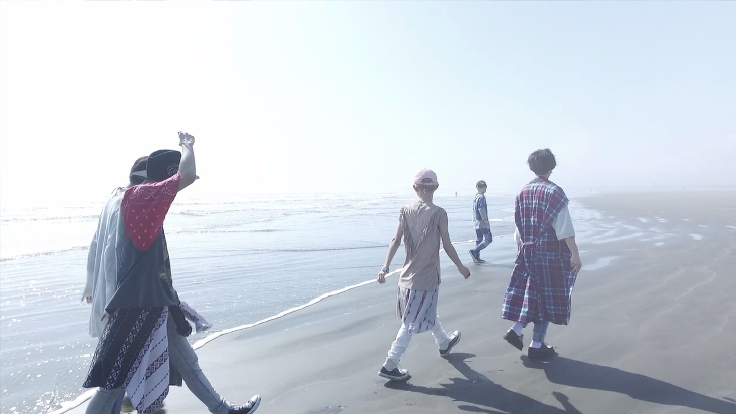 XOX「Ex SUMMER」MVのワンシーン。