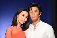 左より木村佳乃、伊藤英明。