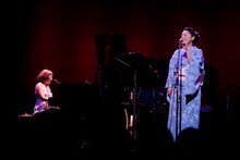 左から矢野顕子、石川さゆり。（撮影：五十嵐一晴）